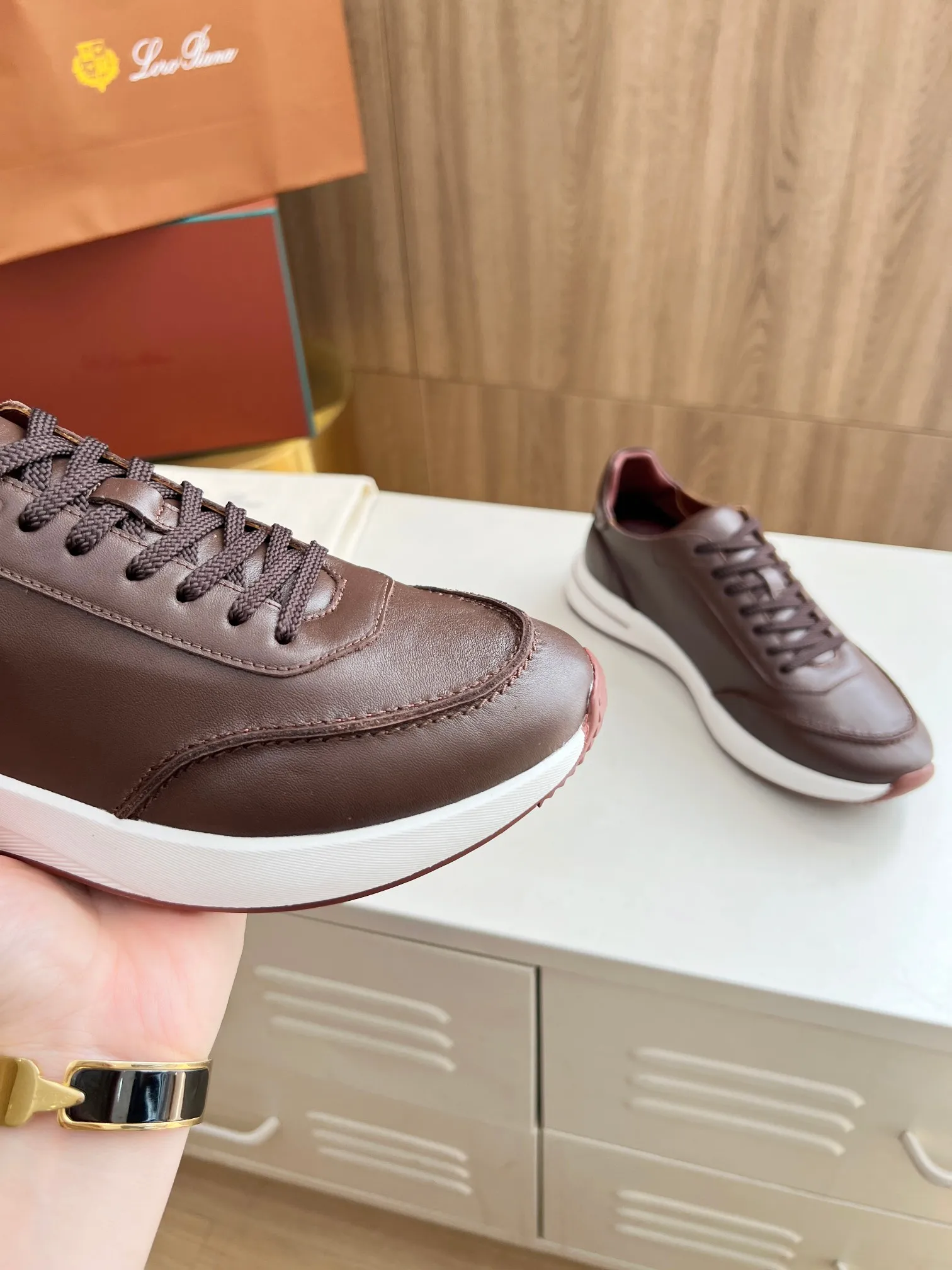 Men's Men's Shoes 💰620 👑Loro Piana* Purchase the original 1:1 copy. Founded the existing Loro Piana company on April 24, 1924. It is now the sixth generation of family business, providing high-quality products to customers who are discerning about taste and quality. Imported calfskin fabrics. The interior is made of imported A-grade water-dyed cow lining. 💝 Focus on top quality, pay for what you pay, and compare the inner details. Original authentic packaging. Code number: 39-45